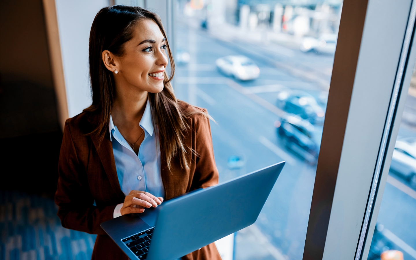 CTA Fullscreen Frau mit Laptop am Fenster