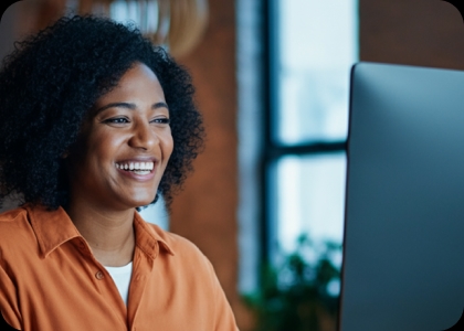 Popup mit einer Frau die vor einem Computer sitzt.