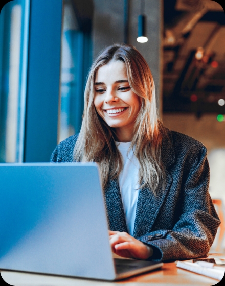 Popup mit einer Frau vor einem Laptop.