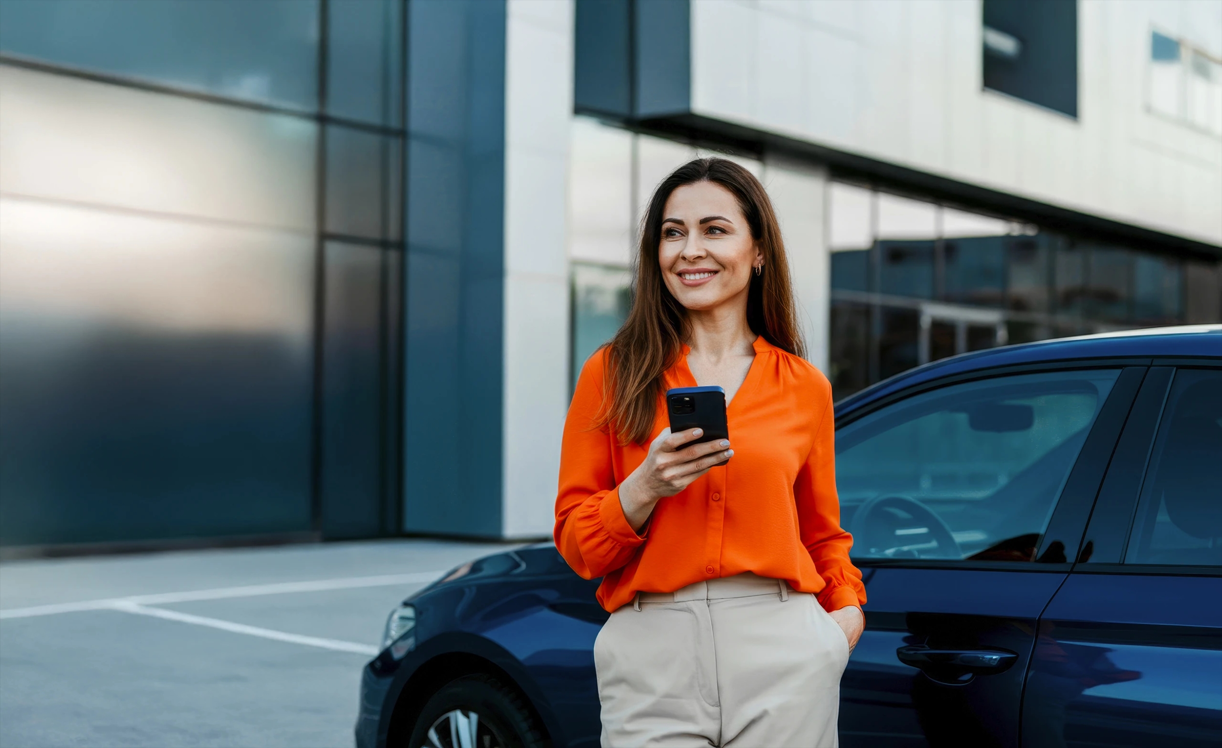 LapID Startseite - Compliance-Lösungen vom Marktführer. Frau mit Handy in der Hand vor Auto.